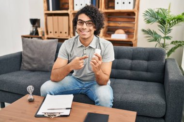 Genç İspanyol Psikolog Psikoloji Merkezi 'nde reçete yazıyor.