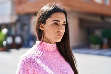 Sokakta duran gevşek yüzlü genç İspanyol kadın.