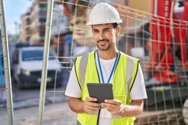 Sokakta dokunmatik ped kullanan genç İspanyol mimar.