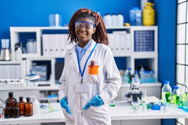 Afro-Amerikan bilim kadını gülümsemesi laboratuvarda kendine güvenen