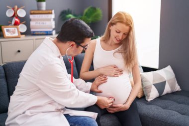 Kadın ve erkek doktor ve hamile hasta evde bebek bakıcılığı yapıyor.