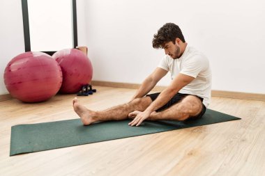 Genç İspanyol adam spor merkezinde geriniyor.