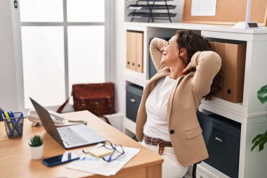 Ofiste çalışan orta yaşlı İspanyol kadın.