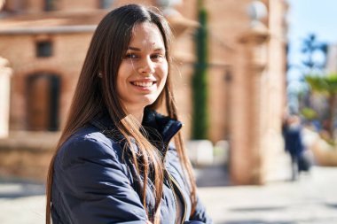 Sokakta kendine güvenen güzel İspanyol bir kadın.