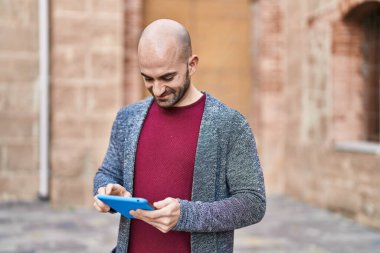 Sokakta dokunmatik ped kullanan kendine güvenen genç adam.