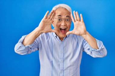 İspanyol kıdemli gözlüklü, gülümseyen, neşeli, dikizleyerek oynayan, yüzü belli eden bir adam. Şaşırdım ve çıktım. 