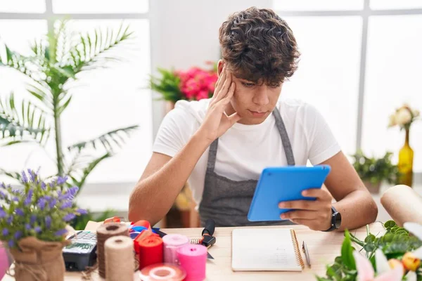 Young Hispanic Teenager Florist Using Touchpad Sitting Table Flower Shop — Foto Stock