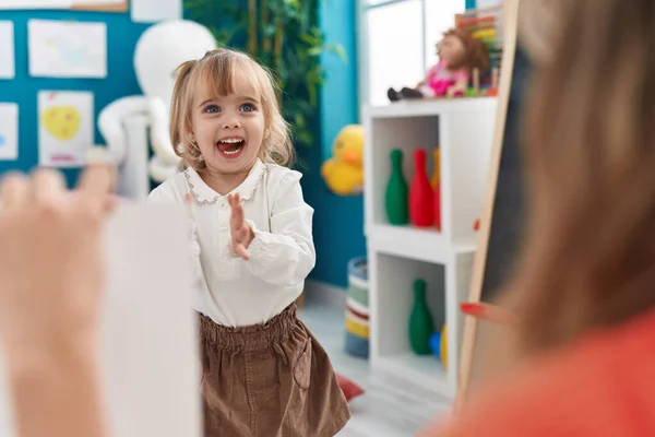 Liebenswertes Blondes Mädchen Lächelt Selbstbewusst Und Klatscht Kindergarten Die Hände — Stockfoto
