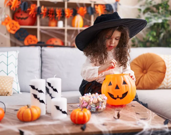 Adorável Hispânico Menina Ter Halloween Festa Colocando Doces Cesta Abóbora — Fotografia de Stock