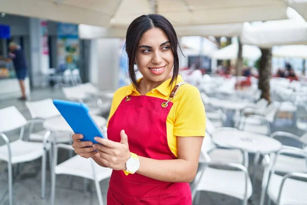 Young Beautiful Arab Woman Waitress Smiling Confident Using Touchpad Coffee — Stock Photo, Image