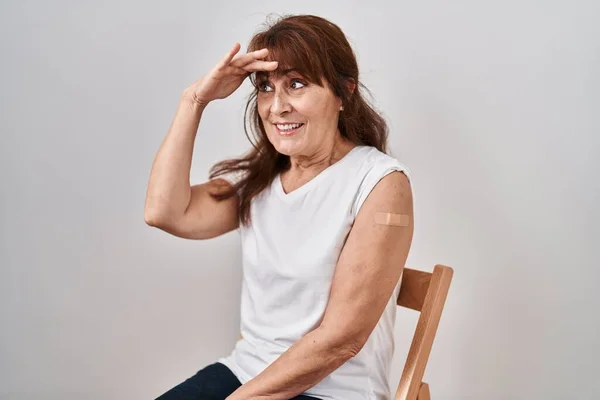 Medelålders Latinamerikanska Kvinna Vaccin Visar Arm Med Band Hjälp Mycket — Stockfoto
