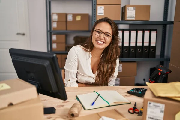 Young Hispanic Woman Working Small Business Ecommerce Happy Face Smiling — Stock Photo, Image