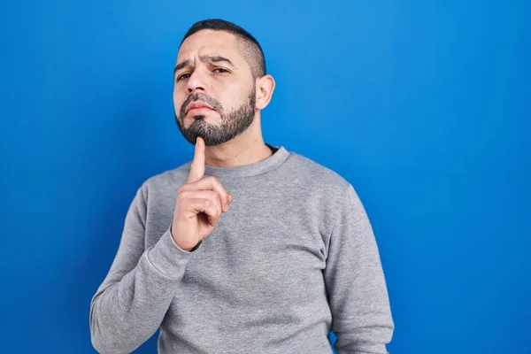 Hispanic Man Standing Blue Background Thinking Concentrated Doubt Finger Chin — Stock Photo, Image