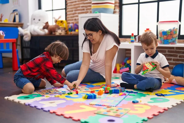 Lehrerin Mit Jungen Beim Mathe Puzzlespiel Kindergarten — Stockfoto