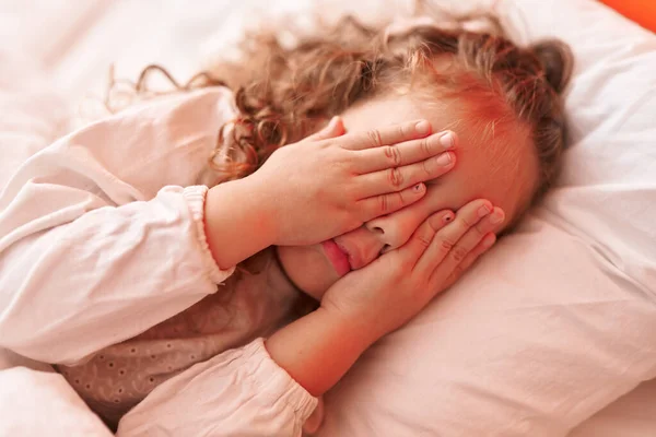 Чарівна Блондинка Малюк Підкреслив Лежить Ліжку Покриваючи Очі Руками Спальні — стокове фото