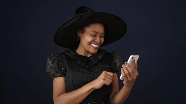 Africano Americano Mulher Vestindo Traje Bruxa Usando Smartphone Sobre Fundo — Fotografia de Stock