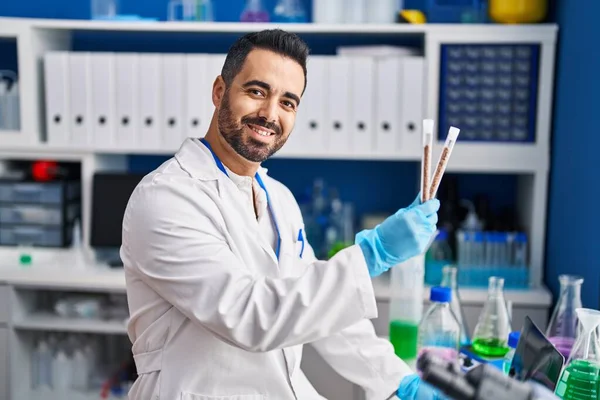 Νέοι Ισπανοί Επιστήμονες Χαμογελώντας Σίγουροι Κρατώντας Δοκιμαστικούς Σωλήνες Στο Εργαστήριο — Φωτογραφία Αρχείου