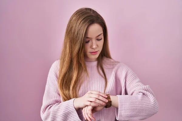 Молодая Белая Женщина Стоящая Розовом Фоне Проверяя Время Наручных Часах — стоковое фото