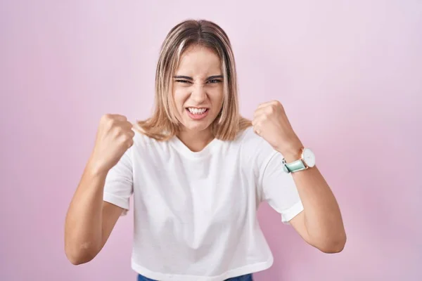 Young Blonde Woman Standing Pink Background Angry Mad Raising Fists — Photo