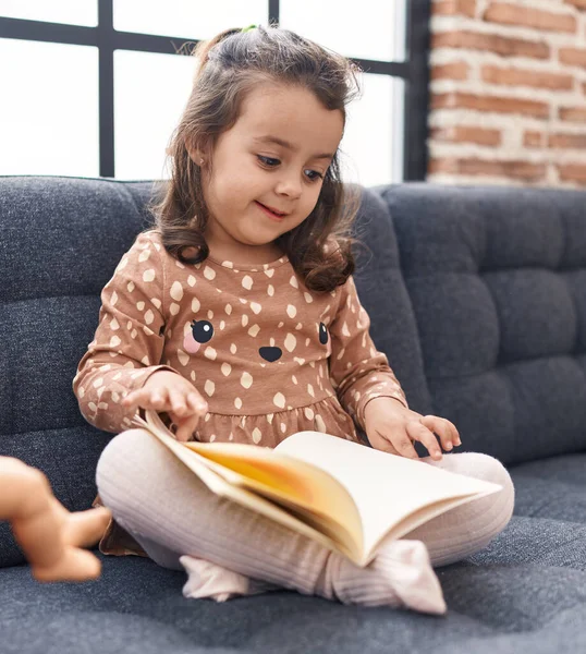 Adorável Hispânico Menina Leitura Livro Sentado Sofá Casa — Fotografia de Stock
