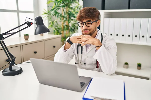 Young Arab Man Wearing Doctor Uniform Using Laptop Working Clinic — Stock fotografie