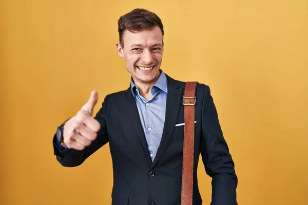 Homem Negócios Caucasiano Sobre Fundo Amarelo Aprovando Fazer Gesto Positivo — Fotografia de Stock