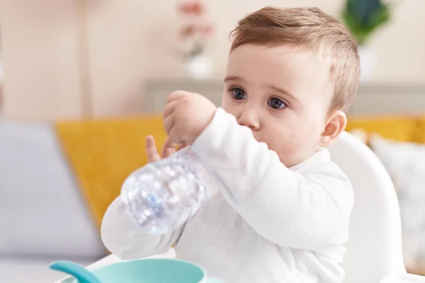 Adorabile Bambino Caucasico Seduto Sul Seggiolone Che Beve Bottiglia Acqua — Foto Stock