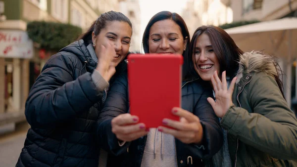 Mother Daugthers Having Video Call Hugging Each Other Street — Stock Photo, Image
