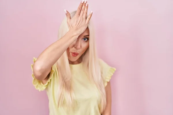 Caucasian Woman Standing Pink Background Surprised Hand Head Mistake Remember —  Fotos de Stock