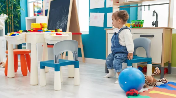 Liebenswertes Blondes Kleinkind Lächelt Selbstbewusst Auf Stuhl Kindergarten — Stockfoto