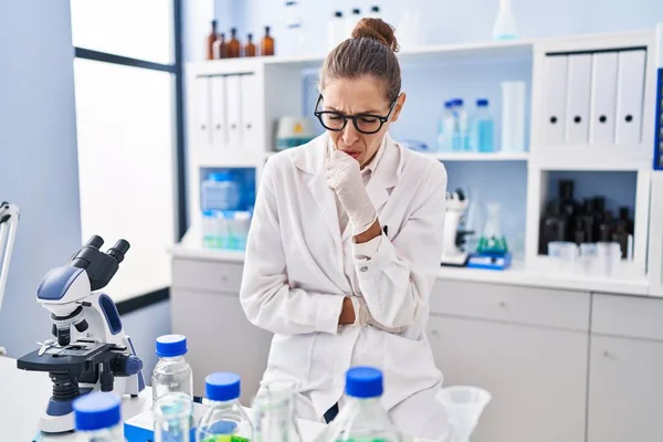 Young Woman Working Scientist Laboratory Feeling Unwell Coughing Symptom Cold — Stock Photo, Image