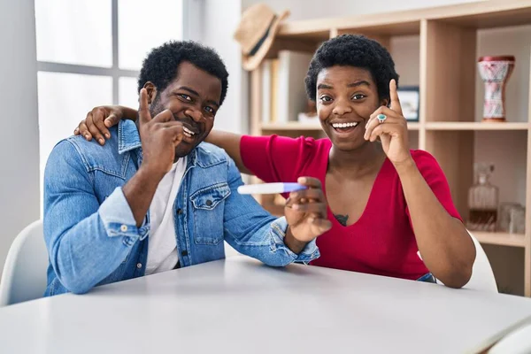 Jeune Couple Afro Américain Tenant Résultat Test Grossesse Surpris Par — Photo