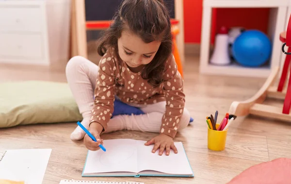 Adorable Niña Hispana Estudiante Preescolar Sentada Suelo Dibujando Cuaderno Jardín —  Fotos de Stock