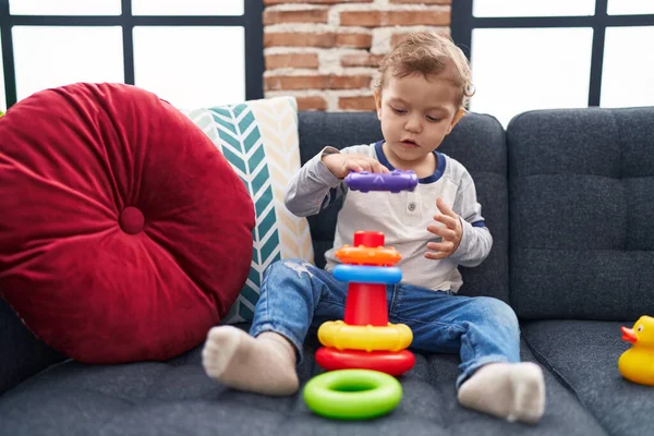 Liebenswert Kaukasischen Jungen Spielen Mit Reifen Spielzeug Sitzen Auf Sofa — Stockfoto