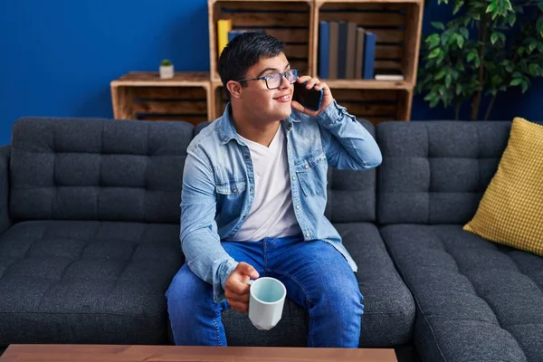 Sendromlu Adam Kahve Içiyor Evde Akıllı Telefondan Konuşuyor — Stok fotoğraf