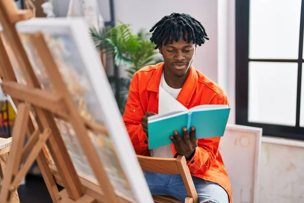 African American Man Artist Reading Book Drawing Art Studio — ストック写真