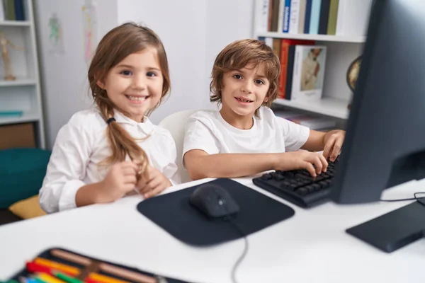 Bruder Und Schwester Schüler Mit Computer Sitzen Auf Tisch Klassenzimmer — Stockfoto