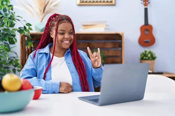 Mujer Afroamericana Usando Portátil Comunicarse Con Lenguaje Sordo Casa —  Fotos de Stock