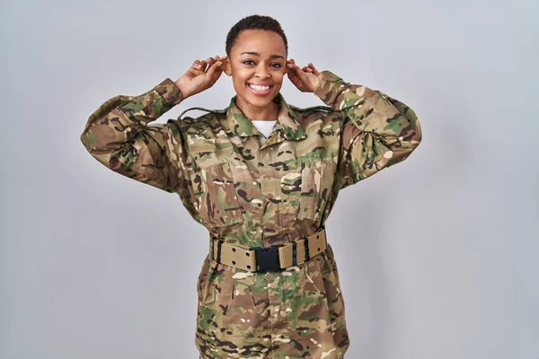 Красивая Африканская Американка Камуфляжной Армейской Униформе Улыбающаяся Дергая Уши Пальцами — стоковое фото
