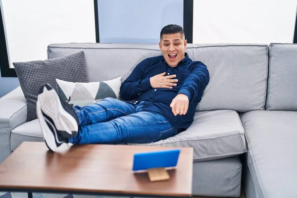Genç Latin Adam Touchpad Film Seyrediyor Evdeki Kanepede Oturuyor — Stok fotoğraf