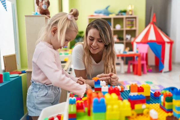 Teacher Toddler Playing Construction Blocks Sitting Table Kindergarten — Stock Fotó
