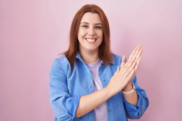 Young Hispanic Woman Red Hair Standing Pink Background Clapping Applauding —  Fotos de Stock
