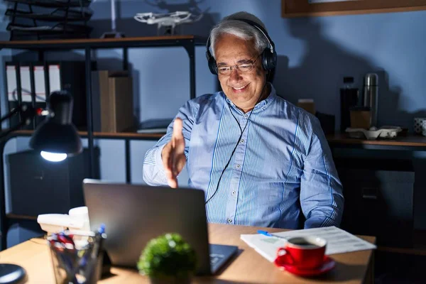 Hispanic Senior Man Wearing Call Center Agent Headset Night Smiling — Photo