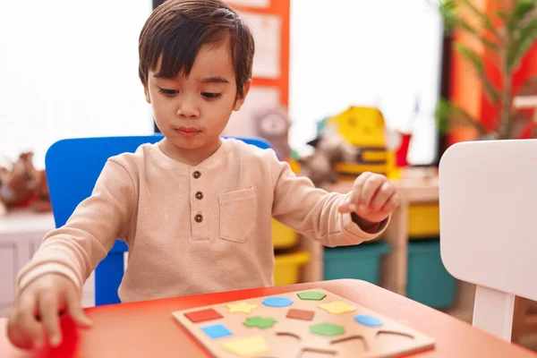 Adorable Hispanic Boy Playing Maths Puzzle Game Sitting Table Kindergarten — ストック写真