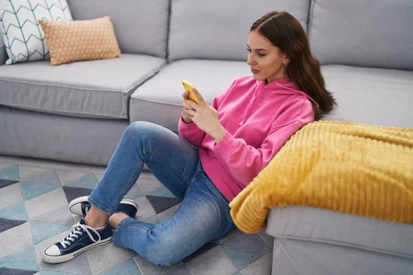 Young Woman Using Smartphone Sitting Floor Home — Stockfoto