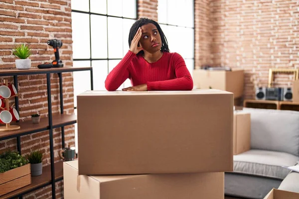 African American Woman Packing Cardboard Box New Home — Foto de Stock