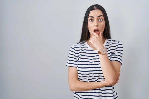 Ung Brunett Kvinna Bär Randig Shirt Ser Fascinerad Misstro Överraskning — Stockfoto