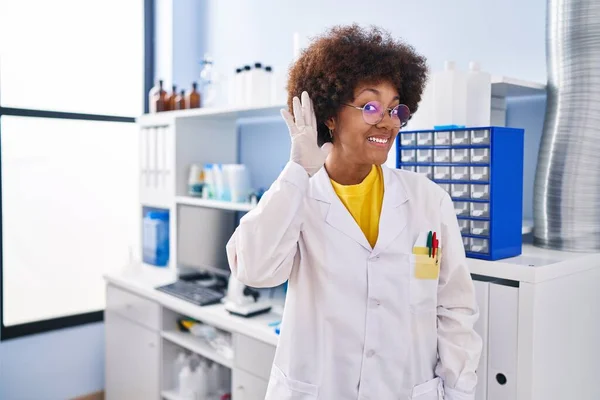 Young African American Woman Working Scientist Laboratory Smiling Hand Ear — Photo