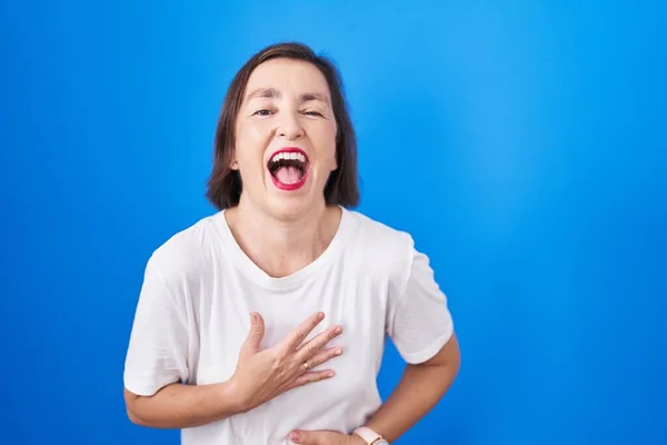 Middle Age Hispanic Woman Standing Blue Background Smiling Laughing Hard — 图库照片