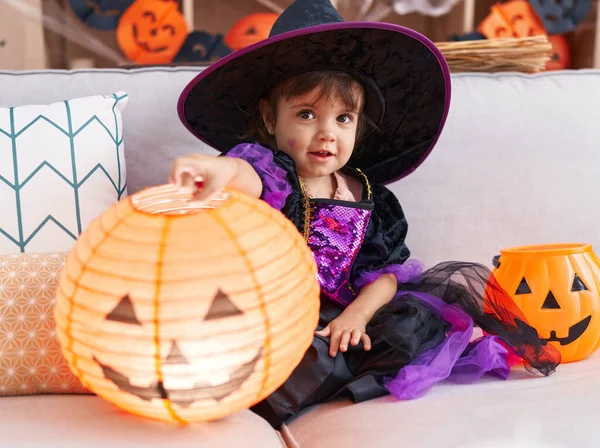Schattige Latino Meisje Draagt Halloween Kostuum Houden Pompoen Mand Lamp — Stockfoto